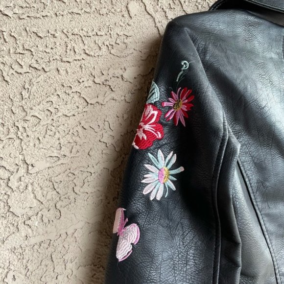 ROMEO & JULIET Floral Embroidered Faux Leather Moto Biker Jacket - Picture 6 of 9